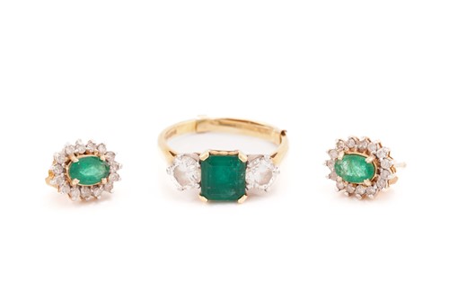 Lot 272 - An emerald and diamond ring with earrings...