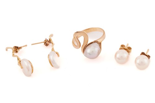 Lot 193 - Two pairs of cultured pearl earrings and a...