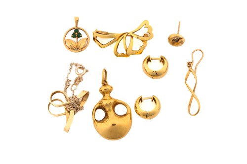 Lot 224 - A small collection of yellow precious metal...