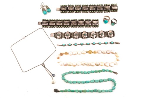 Lot 129 - A mixed collection of turquoise and pearl...