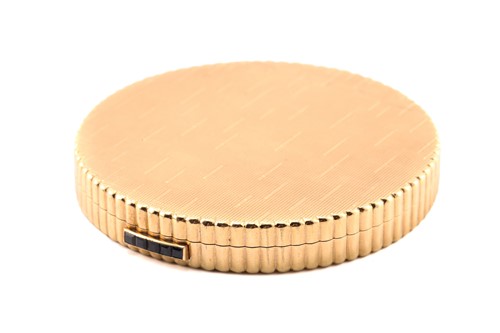 Lot 76 - Kutchinsky - a powder compact in 9ct yellow...