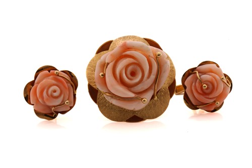 Lot 233 - A carved coral rose lapel pin and matching...