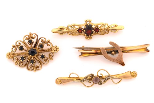 Lot 213 - A 9 carat gold and sapphire oval cluster...