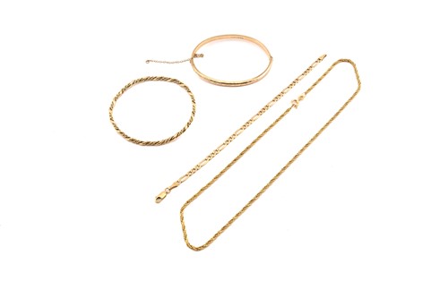 Lot 94 - Miscellaneous jewellery items in 9ct yellow...