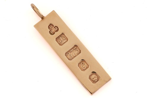 Lot 232 - A 9ct gold ingot pendant, displaying feature...