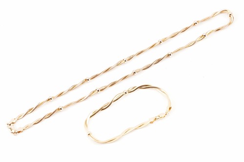 Lot 28 - A twisted omega chain necklace and a matching...