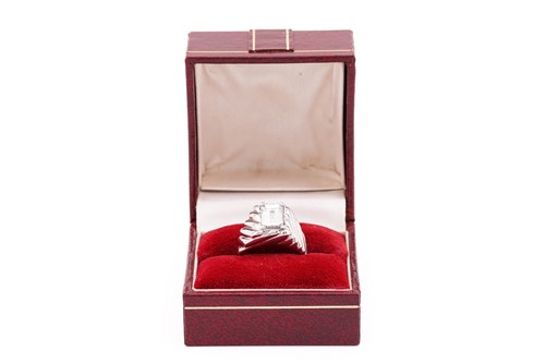 Lot 221 - An emerald-cut diamond signet ring, featuring...