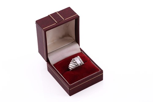 Lot 221 - An emerald-cut diamond signet ring, featuring...