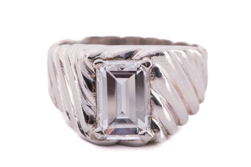 Lot 221 - An emerald-cut diamond signet ring, featuring...