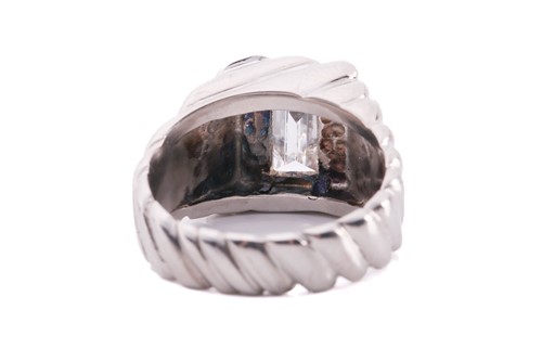 Lot 221 - An emerald-cut diamond signet ring, featuring...