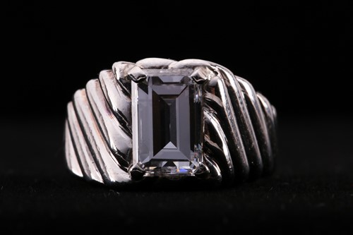 Lot 221 - An emerald-cut diamond signet ring, featuring...