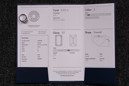 Lot 221 - An emerald-cut diamond signet ring, featuring...
