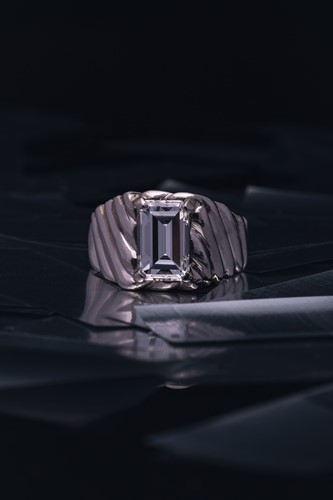 Lot 221 - An emerald-cut diamond signet ring, featuring...