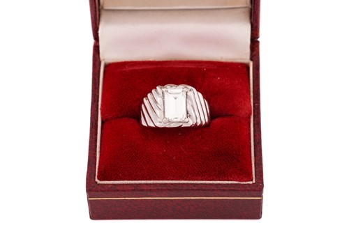 Lot 221 - An emerald-cut diamond signet ring, featuring...