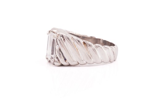 Lot 221 - An emerald-cut diamond signet ring, featuring...