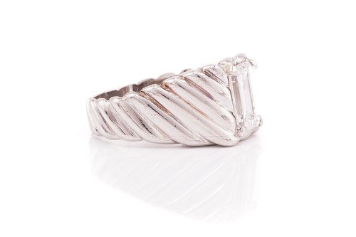 Lot 221 - An emerald-cut diamond signet ring, featuring...