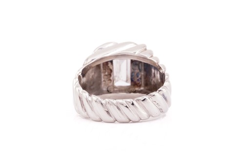 Lot 221 - An emerald-cut diamond signet ring, featuring...