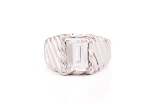 Lot 221 - An emerald-cut diamond signet ring, featuring...