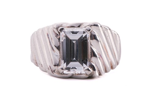 Lot 221 - An emerald-cut diamond signet ring, featuring...