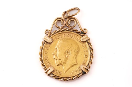 Lot 284 - A George V full sovereign, 1912, to scrollwork...