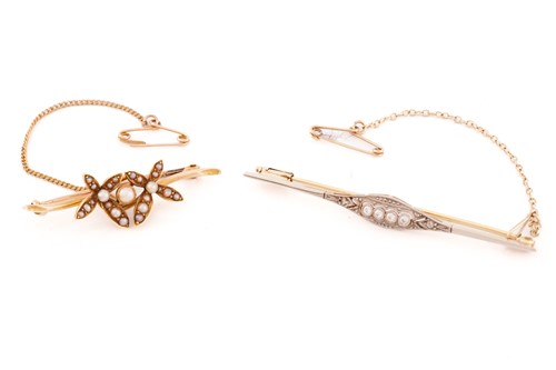 Lot 187 - An Edwardian diamond bar brooch; the centre...