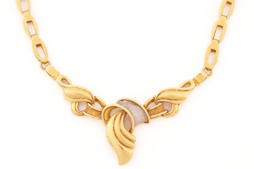 Lot 78 - A bi-coloured necklace; of flattened oval...