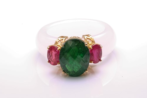Lot 37 - A carved white nephrite jade ring set with...