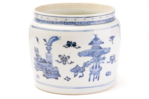 Lot 149 - A Chinese porcelain blue & white container,...