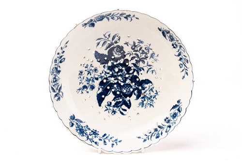 Lot 407 - A Worcester porcelain blue & white salad...