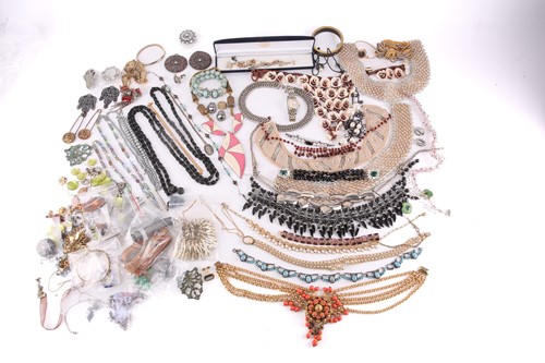 Lot 323 - A collection of costume jewellery, including...