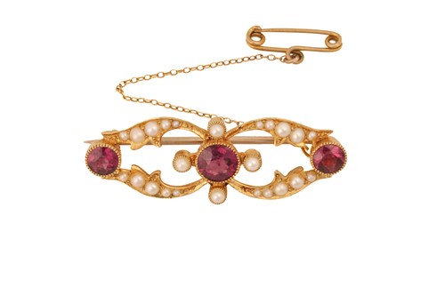 Lot 146 - An Edwardian garnet and pearl brooch,...