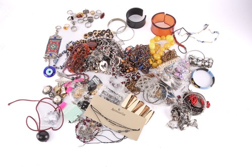 Lot 160 - Collection of assorted jewellery including...