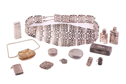 Lot 24 - A collection of thirteen items including scent...