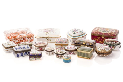 Lot 453 - A collection of trinket and pill boxes,...