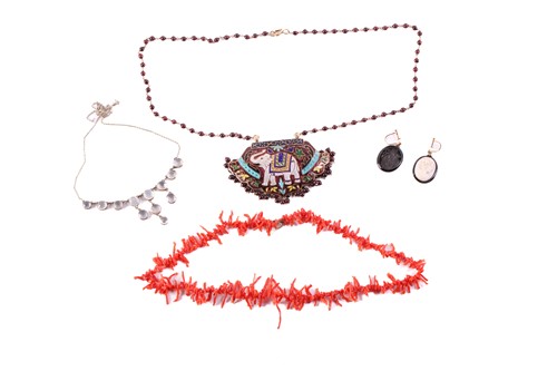 Lot 100 - A mixed collection of jewellery, including a...