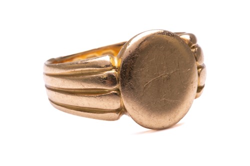 Lot 82 - A Victorian signet ring in 18ct yellow gold,...