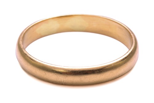 Lot 134 - A wedding band in yellow metal, constructed by...