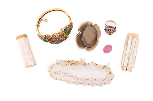 Lot 123 - A collection of miscellaneous items, including...