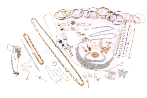 Lot 16 - A  quantity of assorted base metal costume...