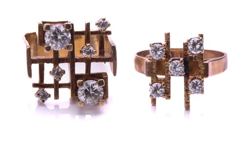 Lot 279 - A Modernist ring, set with six cubic zirconia...