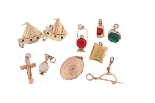 Lot 104 - A collection of two brooches, pendants and...