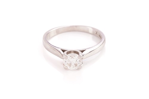 Lot 172 - A diamond solitaire ring in platinum,...