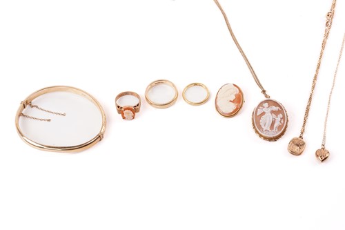 Lot 58 - A collection of jewellery comprising of a 9ct...