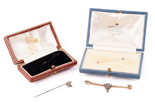 Lot 4 - A fox head stock pin and a conforming stickpin;...