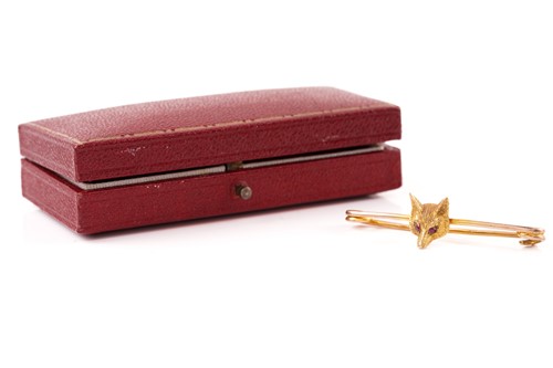 Lot 190 - A fox head stock pin in 9ct yellow gold, eyes...