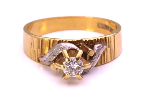 Lot 92 - A diamond solitaire ring, featuring a round...