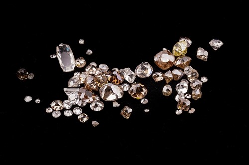 Lot 33 - A melee of mixed cut top light brown, yellow...