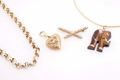 Lot 25 - A collection of yellow metal jewellery...