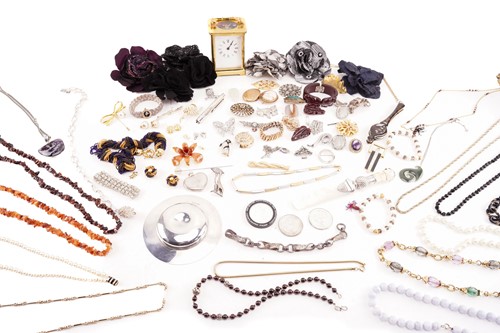 Lot 105 - A collection of costume jewellery and other...