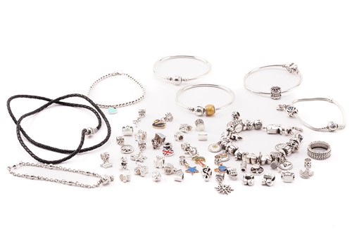 Lot 114 - A collection of costume jewellery comprising...